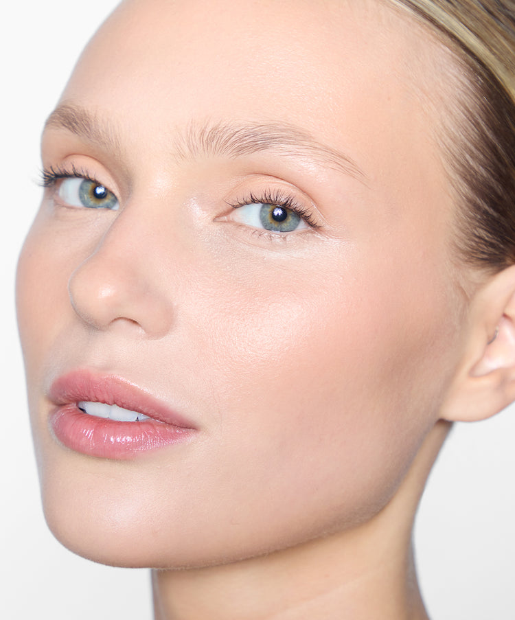 Honor wears Brow Tint in Ash