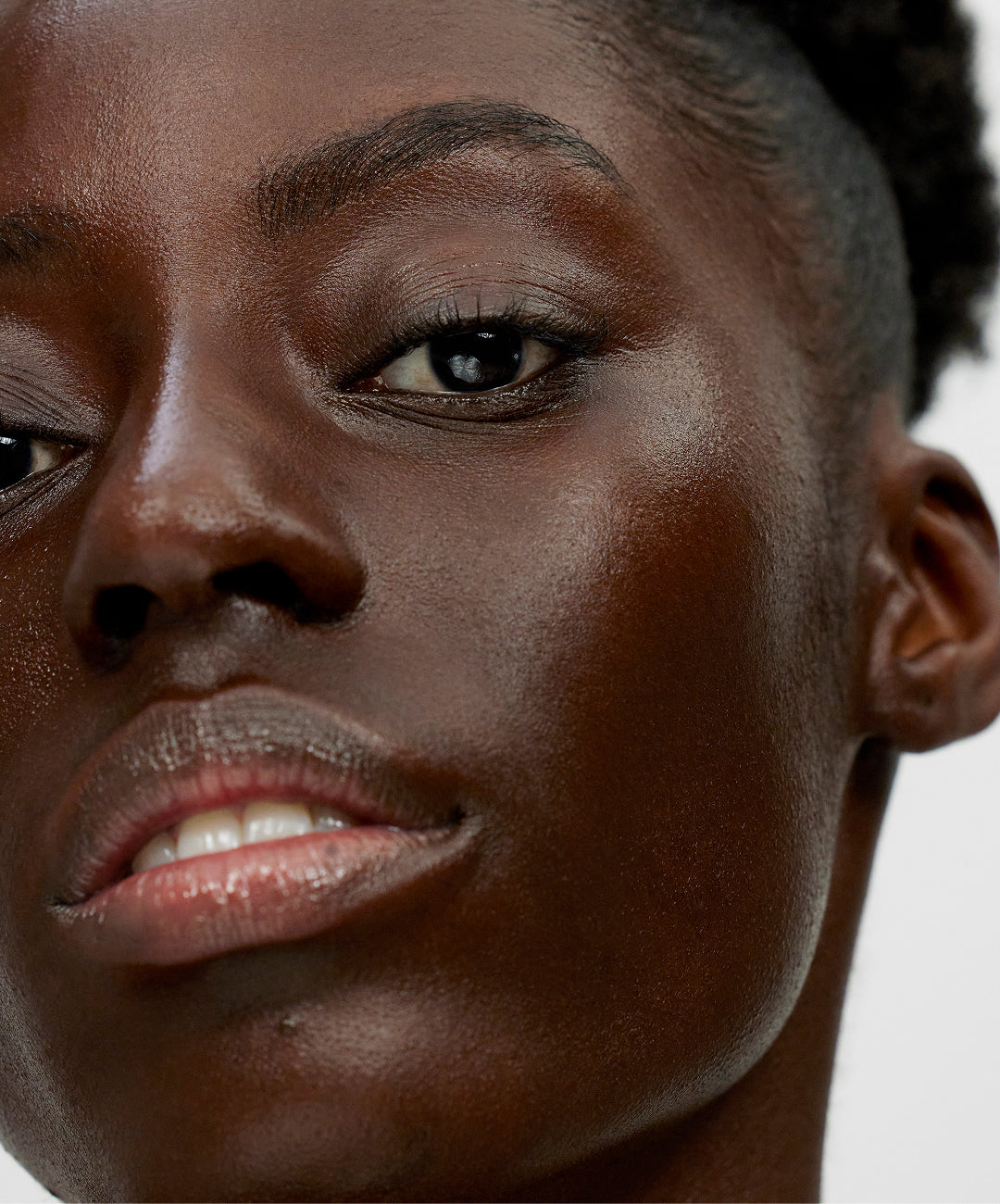 | desc: | text: light Esther wears shade 270 W