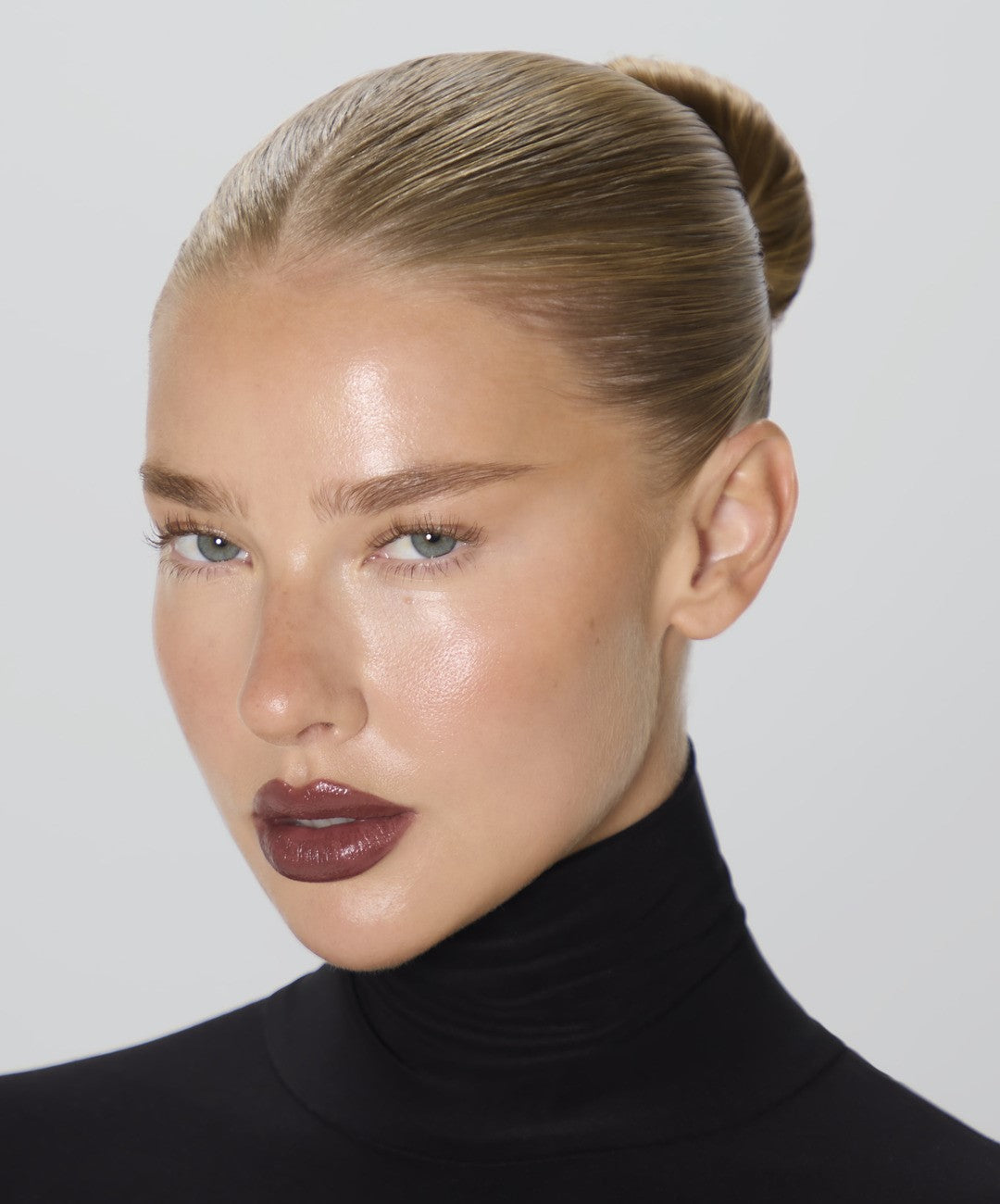 | desc: | text: light Jess wears Lip Stick in Mocha